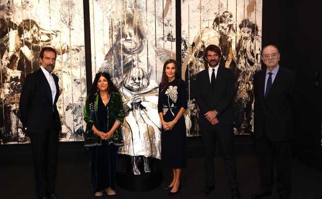 Su Majestad la Reina durante su recorrido, delante de una de las obras de la exposición